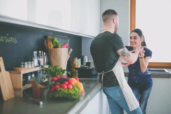 Par matlagning tillsammans i sitt kök hemma — Stockfoto