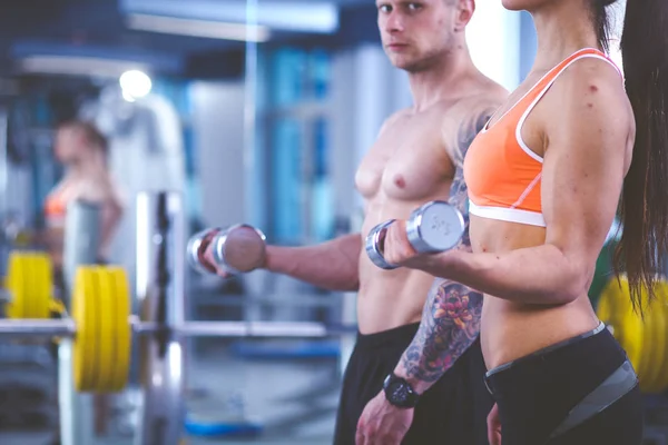 Schöne Frau im Fitnessstudio, die mit ihrem Trainer trainiert. schöne Frau. — Stockfoto