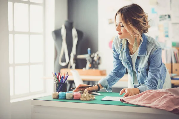 Diseñadora de moda mujer trabajando en sus diseños en el estudio —  Fotos de Stock