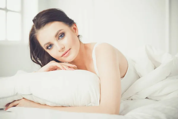 Jovem bela mulher deitada na cama. — Fotografia de Stock