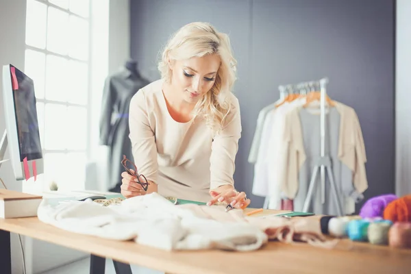 Diseñadora de moda mujer trabajando en sus diseños en el estudio. — Foto de Stock