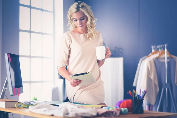 Modedesignerin arbeitet im Atelier an ihren Entwürfen. — Stockfoto