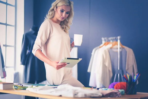 Fashion designer vrouw werkt aan haar ontwerpen in de studio. — Stockfoto