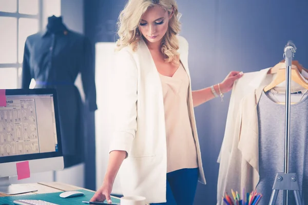 Diseñadora de moda mujer trabajando en sus diseños en el estudio. —  Fotos de Stock