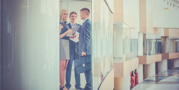 Business woman standing with her staff in background at modern office — Stock Photo, Image