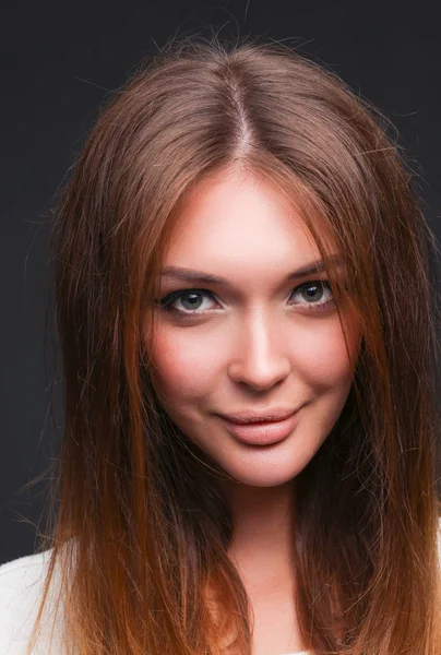 Retrato de una mujer hermosa, aislada sobre fondo negro. Retrato de una mujer hermosa — Foto de Stock