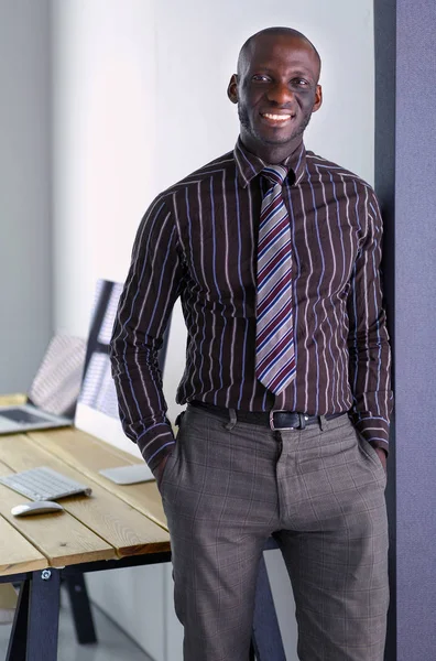 Potret seorang pengusaha kulit hitam tampan berdiri di kantor — Stok Foto