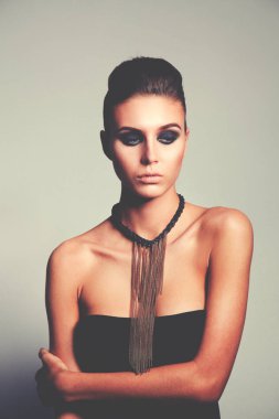 Kolyeli güzel bir kadının portresi, beyaz arka planda izole edilmiş. Güzel bir kadının portresi..