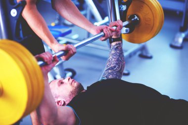 Halter salonunda ile vücut geliştiricisi. Vücut geliştirmeci.