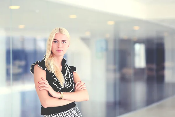 Una hermosa mujer rubia de negocios abre la puerta de la oficina . — Foto de Stock