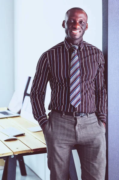 Портрет красивого чернокожего бизнесмена, стоящего у власти — стоковое фото