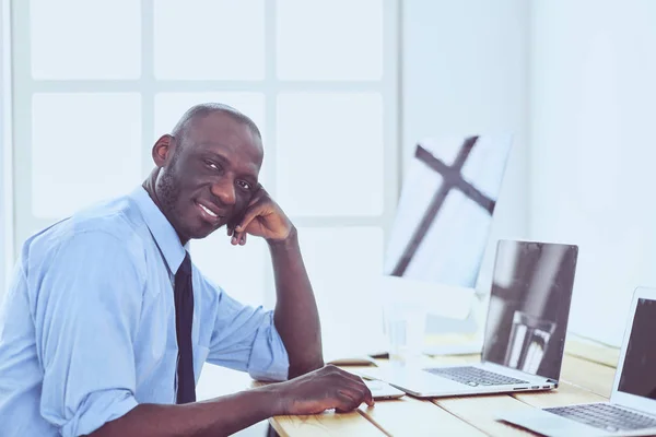 Homme d'affaires afro-américain sur casque de travail sur son ordinateur portable — Photo