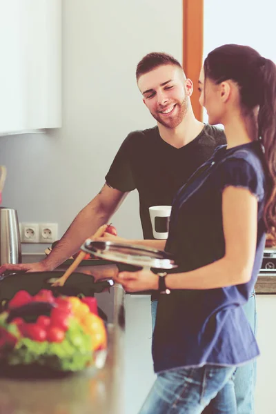 Bir çift evdeki mutfaklarında birlikte yemek pişiriyor. — Stok fotoğraf