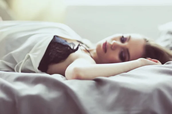 Портрет сексуальная модная женщина на кровати — стоковое фото