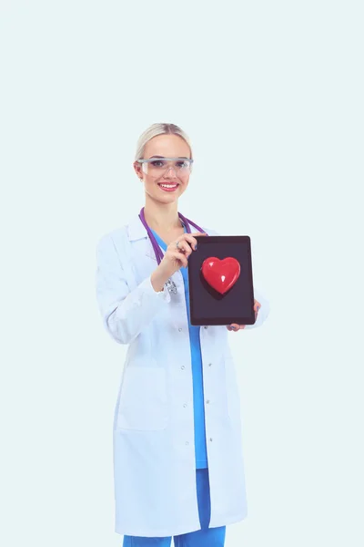 Młoda lekarka z czerwonym sercem, odizolowana na białym tle. Kobieta lekarz — Zdjęcie stockowe