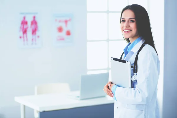 Médico femenino usando tableta en el vestíbulo del hospital — Foto de Stock