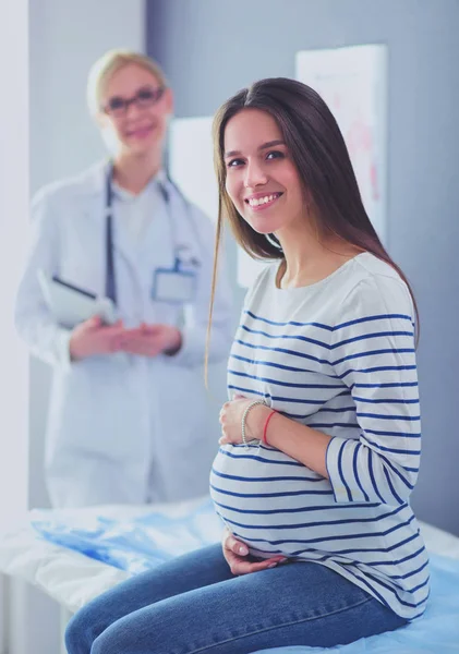 Hermosa mujer embarazada sonriente con el médico en el hospital —  Fotos de Stock