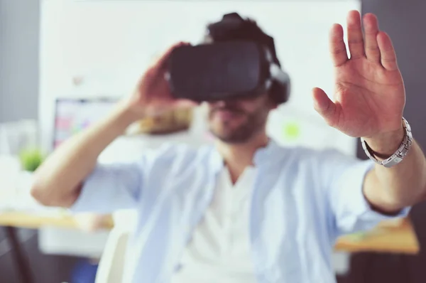 Jovem programador de software masculino testando um novo aplicativo com óculos de realidade virtual 3d no escritório . — Fotografia de Stock