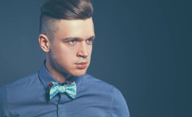 Stüdyo moda portresi genç adam, siyah arka planda izole.