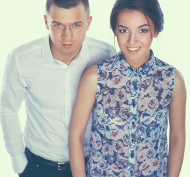 Mutlu genç çift beyaz arka planda tek başına ayakta duruyor.