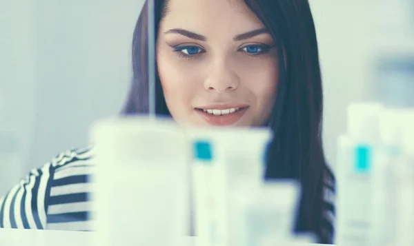 Beautiful young woman in shop — Stock Photo, Image