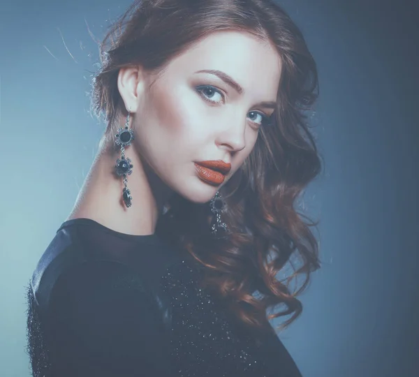 Hermosa mujer con maquillaje de noche en vestido negro — Foto de Stock