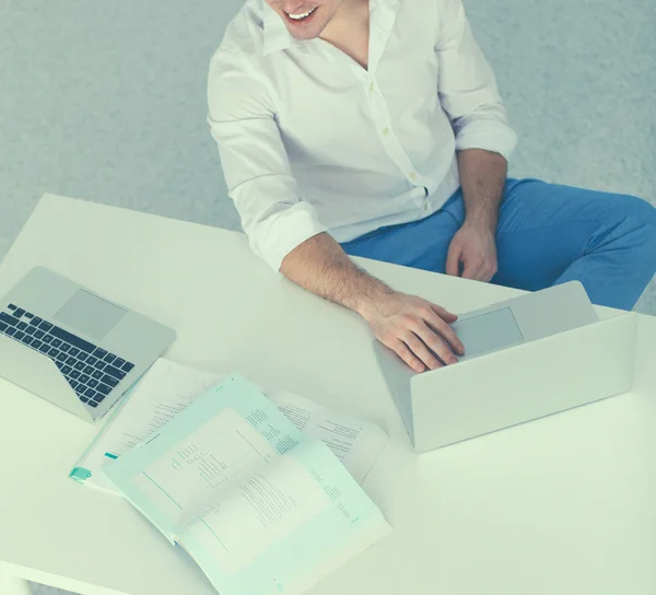 Young businessman working in office, sitting at desk — Stock Photo, Image