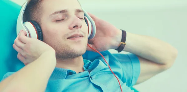 Hombre escuchando música con auriculares en casa —  Fotos de Stock
