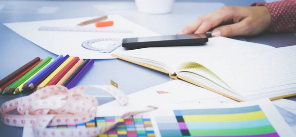 Moderno diseñador de moda joven que trabaja en el estudio. — Foto de Stock