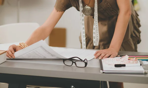 Modern ung modedesigner som arbetar på studio. — Stockfoto