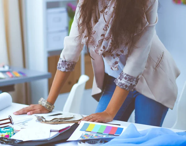 Moderne junge Modedesignerin arbeitet im Atelier. — Stockfoto