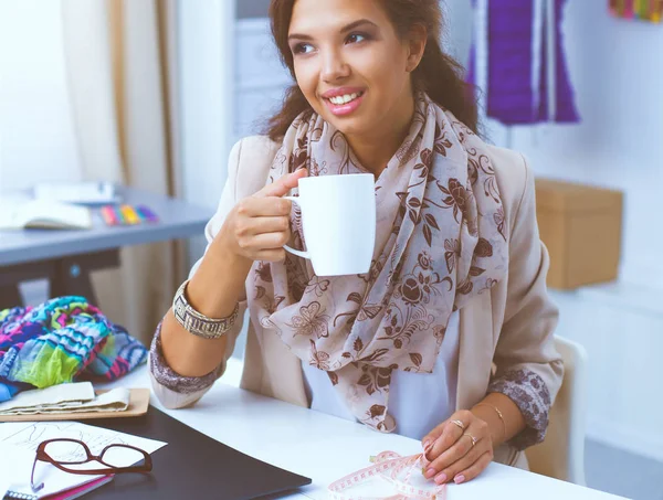 Moderno diseñador de moda joven que trabaja en el estudio. — Foto de Stock