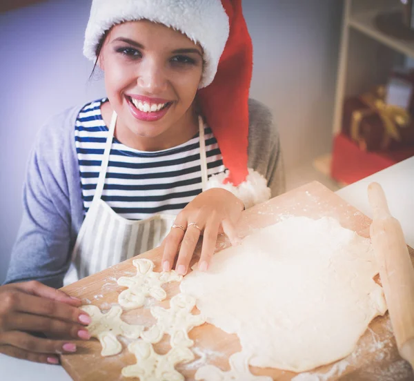 Boldog fiatal nő mosolyog boldog szórakozás karácsonyi előkészületek visel Mikulás kalap — Stock Fotó