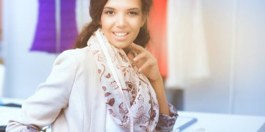 Stüdyoda çalışan modern genç moda tasarımcısı.