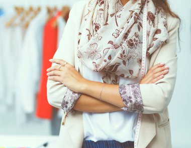 Stüdyoda çalışan modern genç moda tasarımcısı.