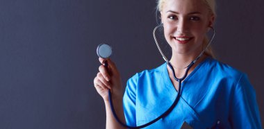 bir stetoskop ile dinleme Doktor yakın çekim, gri arka plan üzerinde izole