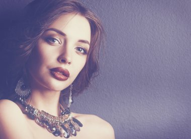Siyah elbiseli, akşam makyajlı güzel bir kadın.
