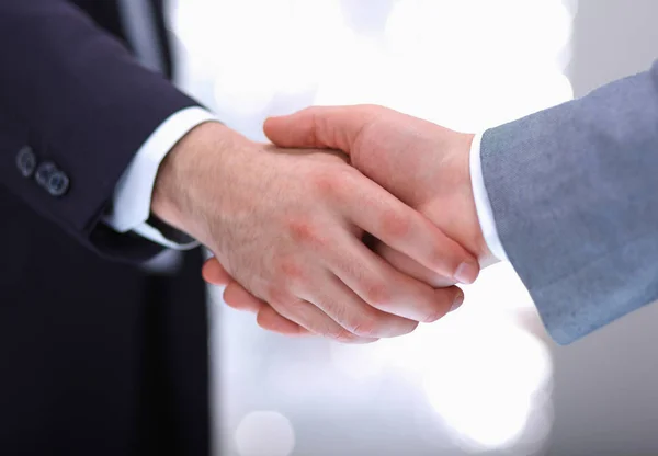Empresários apertando as mãos, isolados em branco . — Fotografia de Stock