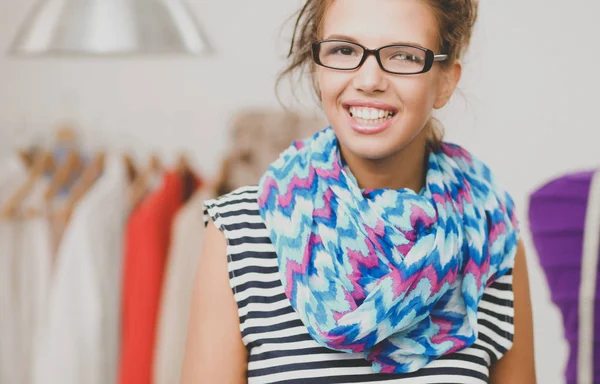 Créateur de mode souriant debout près du mannequin au bureau — Photo