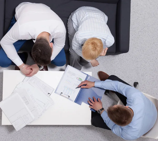 Geschäftsleute schütteln Hände, beenden ein Meeting — Stockfoto