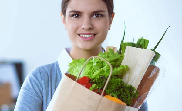 Mujer Joven Sosteniendo Bolsa Compra Comestibles Con Verduras —  Fotos de Stock