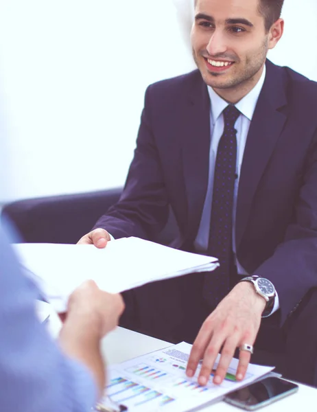 Geschäftsleute sitzen und diskutieren bei Besprechungen, im Büro — Stockfoto