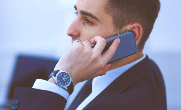 Gente de negocios hablando por teléfono en la oficina —  Fotos de Stock