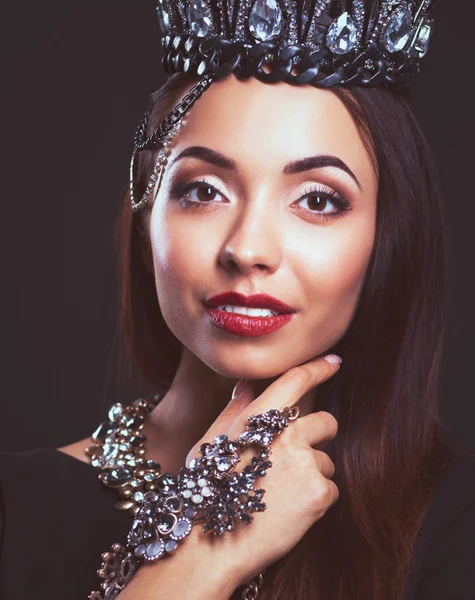 Taçlı güzel kız.