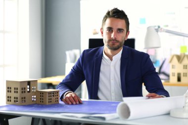 Ev minyatür Office el ayakta tutan işadamı.