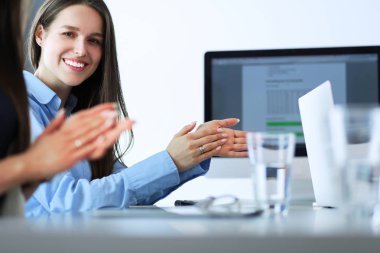 İş seminerinden sonra el çırpan ortakların fotoğrafı. Mesleki eğitim, iş toplantısı, sunum