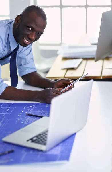 Portrait d'un bel homme d'affaires noir debout dans le bureau — Photo