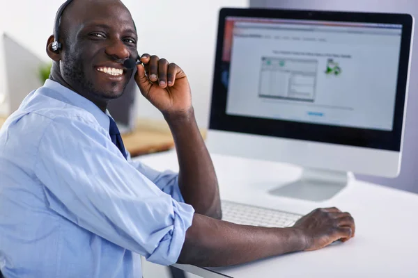 Homme Affaires Afro Américain Sur Casque Travail Sur Son Ordinateur — Photo