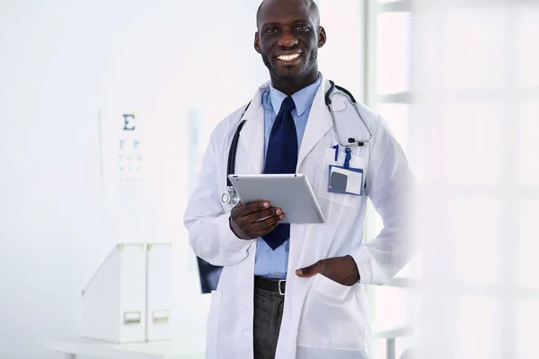 Trabajador Médico Negro Masculino Con Tableta Pie Hospital — Foto de Stock