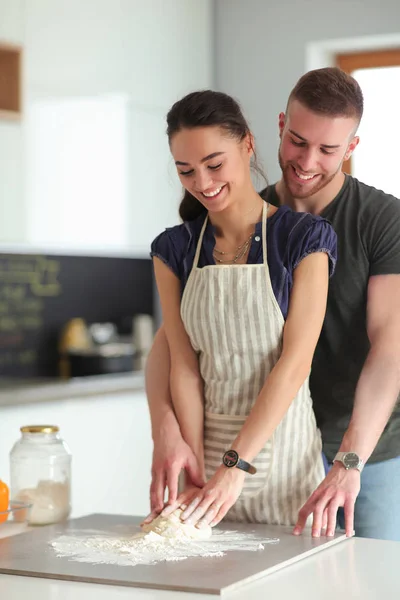 Giovane coppia preparato torta in piedi in cucina — Foto Stock